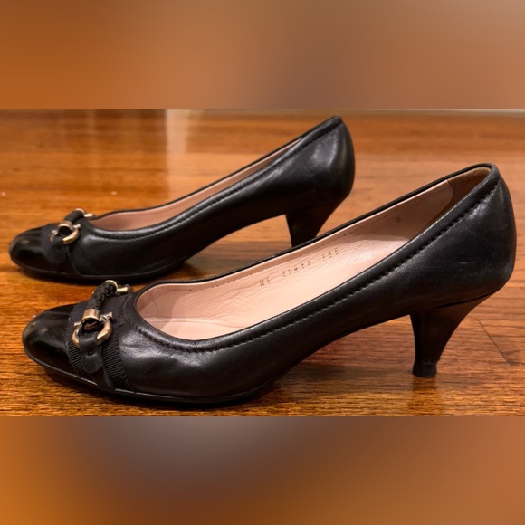 417. Ladies Salvatore Ferragamo Vintage Black Leather and Patent Horse Bit Shoes - Picture 3 of 16